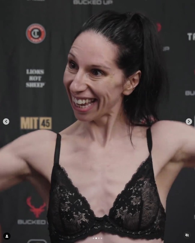 Adalah Melanie Shah yang bertarung melawan Britain Hart dalam pertandingan di Virginia, AS. Melanie pernah menang dengan skor 2-0 sebelum akhirnya bertemu lawan kuat yang telah menjadi juara di kelas strawweight. Selama laga berlangsung, wanita 41 tahun tersebut pun tampak kewalahan.Foto: Instagram