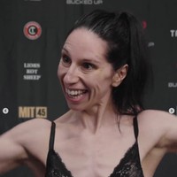 Adalah Melanie Shah yang bertarung melawan Britain Hart dalam pertandingan di Virginia, AS. Melanie pernah menang dengan skor 2-0 sebelum akhirnya bertemu lawan kuat yang telah menjadi juara di kelas strawweight. Selama laga berlangsung, wanita 41 tahun tersebut pun tampak kewalahan.Foto: Instagram