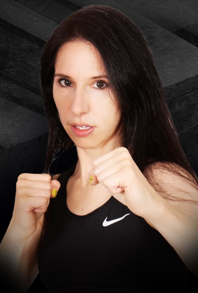 Penampakan seorang petarung wanita setelah pertandingan Bare Knuckle Fighting Championship (BKFC) baru-baru ini jadi viral. Wajah wanita tersebut terluka parah sampai tak dikenali. Sosoknya pun diperbincangkan karena ternyata ia merupakan petarung BKFC muslimah pertama. Foto: Instagram