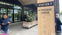 Station F berada di bangunan tua yang dulu berfungsi sebagai stasiun kereta. Bangunan dari era 1920-an itu kemudian ‘disulap’ oleh arsitek Jean-Michel Wilmot menjadi lebih segar dengan sentuhan modern tanpa meninggalkan elemen klasiknya.  