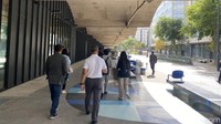 Dari segi estetika, tempat ini menawarkan daya tarik tersendiri. Misal terdapat ruangan yang dibuat dari peti kemas bekas. Tempat bekerja dibuat lebih terbuka sehingga para pekerja yang didominasi anak muda dapat berinteraksi dan bertukar ide dengan mudah. Kehadiran benda-benda seni patung juga menambah keelokan visual Station F.  