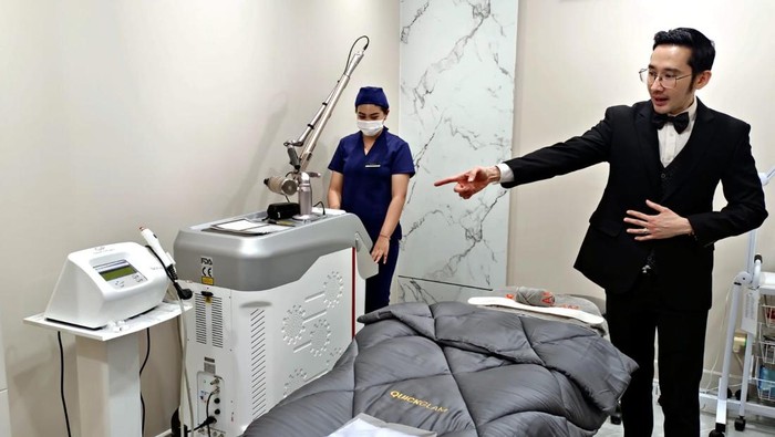 QuickGlam sebagai klinik estetika menghadirkan layanan kecantikan dengan teknologi modern. Yuk kita lihat fasilitasnya.