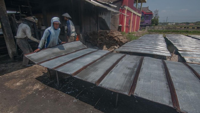 Melihat Sentra Produksi Mi Soun di Klaten, Begini Toh Rupanya Pekerja membawa mi soun setelah proses jemur di Ngawen, Klaten, Jawa Tengah, Jumat (6/10/2023). Mi soun yang diproduksi secara tradisional dengan memanfaatkan cahaya matahari untuk proses pengeringan itu, saat musim kemarau ini dapat mengolah bahan tepung aren kurang lebih sebanyak 500 kilogram per hari yang dijual dengan harga Rp23 ribu per kilogram mi soun. ANTARA FOTO/Aloysius Jarot Nugroho/rwa.