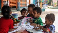 Walau begitu, anak-anak di kampung ini masih tetap semangat menuntut ilmu. Sebagian anak-anak di kampung pemulung masih mengenyam pendidikan formal.