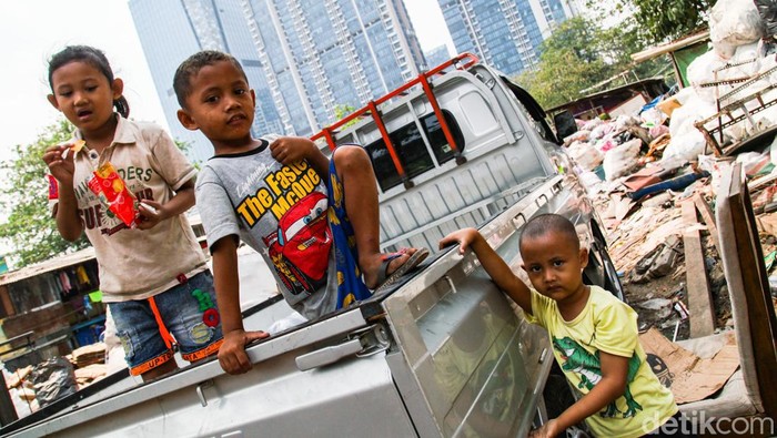 Mengais Asa di Kampung Pemulung Menteng Atas Jakarta tak hanya soal eksistensi gedung tinggi di jalan protokol. Di balik kemegahannya, masih ada permukiman yang sebagian besar dihuni pemulung.