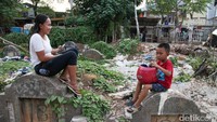 Lokasi kampung ini berada di TPU Menteng Pulo 3. Penduduk setempat sudah biasa hidup berdampingan dengan pekuburan.