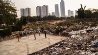Tidak cuma orang dewasa, terdapat anak-anak dari kelompok balita hingga remaja yang tinggal di kampung pemulung Menteng Atas. Setiap sore, mereka bermain sepakbola maupun layangan di area TPU Menteng Pulo.