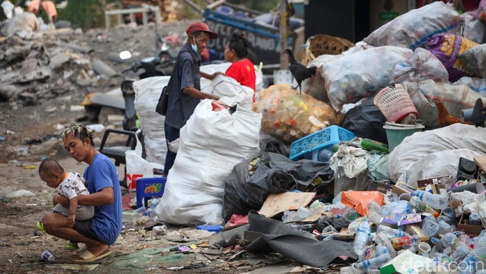 Mengais Asa di Kampung Pemulung Menteng Atas Jakarta tak hanya soal eksistensi gedung tinggi di jalan protokol. Di balik kemegahannya, masih ada permukiman yang sebagian besar dihuni pemulung.