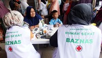 Selain membangun sanitasi, ada juga bazar sembako murah untuk membantu masyarakat mendapatkan akses bahan pokok yang terjangkau dan layanan kesehatan gratis untuk masyarakat sekitar tersebut.