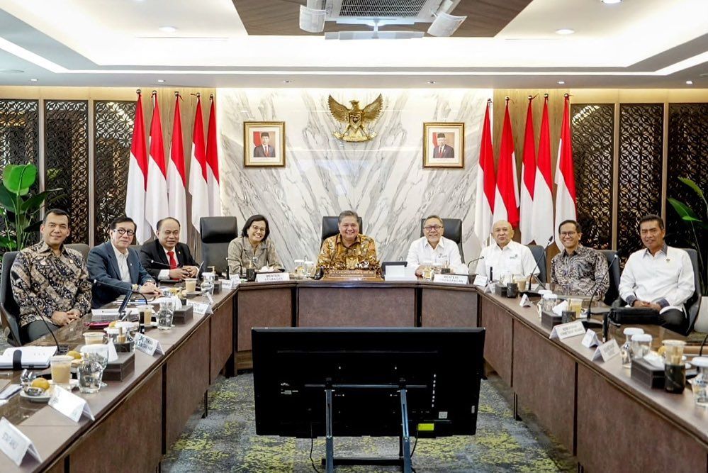 Menko Perekonomian Airlangga Hartarto memimpin Rapat Koordinasi Terbatas terkait Pengetatan dan Pengawasan Arus Barang Impor di Kantor Kemenko Perekonomian. (Instagram/airlanggahartarto_official)