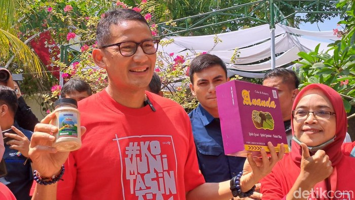 Menteri Parekraf Sandiaga Uno dan Pinka Haprani (putri Puan Maharani) saat berdialog dengan komunitas di Wonogiri.