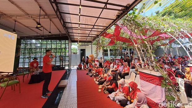 Menteri Parekraf Sandiaga Uno dan Pinka Haprani (putri Puan Maharani) saat berdialog dengan komunitas di Wonogiri.