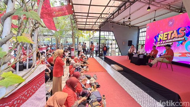 Menteri Parekraf Sandiaga Uno dan Pinka Haprani (putri Puan Maharani) saat berdialog dengan komunitas di Wonogiri.