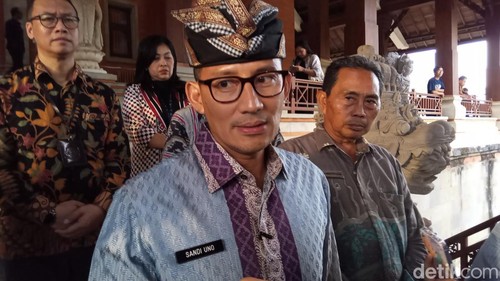 Menteri Pariwisata dan Ekonomi Kreatif Sandiaga Uno di Politeknik Pariwisata Bali, Jumat (6/10/2023). (Aryo Mahendro/detikBali).
