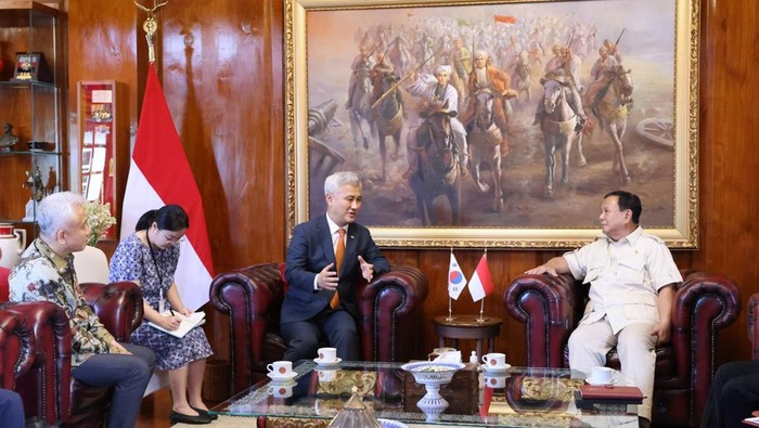 Menteri Pertahanan Prabowo Subianto menerima kunjungan kehormatan (courtesy call) Menteri DAPA Korea Selatan Eom Donghwan di Kantor Kemhan.