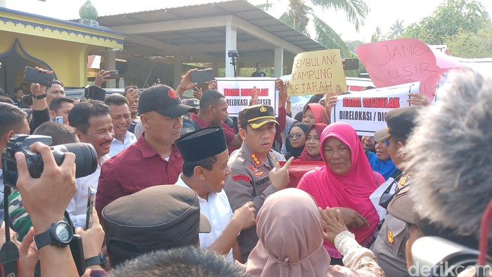 Mentri Investasi/Kepala BKPM Bahlil Lahadalia didemo warga di Rempang, Batam