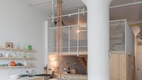 Foto: New Affiliates via DezeenRumah atau apartemen dengan lahan terbatas bisa banget membuat lantai mezzanine. Pada contoh ini, lantai mezzanine digunakan sebagai ruang tidur. 