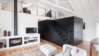 Foto: Inês Brandão via Dezeen Nah, berikut ini mezzanine yang bisa digunakan sebagai area kerja atau area santai.
