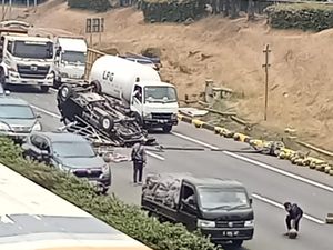 Pikap Bawa Tabung Gas Pecah Ban hingga Terguling di Tol JORR, Sopir Terluka