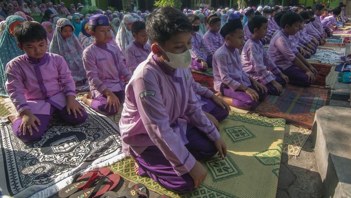 Sejumlah siswa menggalang dana usai Shalat Istisqa di SD Muhammadiyah Tonggalan, Klaten Tengah, Klaten, Jawa Tengah, Jumat (6/10/2023). Selain melaksanakan shalat untuk meminta diturunkannya hujan guna mengurangi dampak kemarau panjang, siswa dan guru juga menggalang dana untuk bantuan air bersih di wilayah Kabupaten Klaten. ANTARA FOTO/Aloysius Jarot Nugroho/rwa.