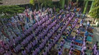 Sejumlah siswa melaksanakan salat Istisqa di SD Muhammadiyah Tonggalan, Klaten Tengah, Klaten, Jawa Tengah, Jumat (6/10/2023). 