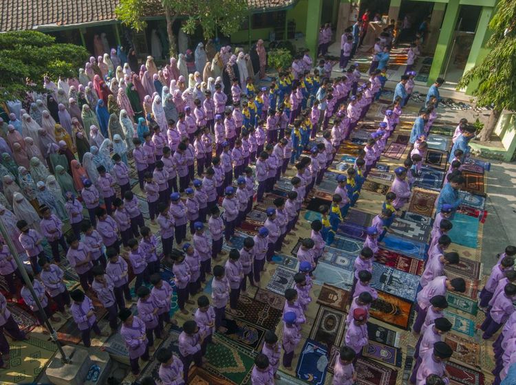 Momen Siswa SD Salat Minta Hujan
