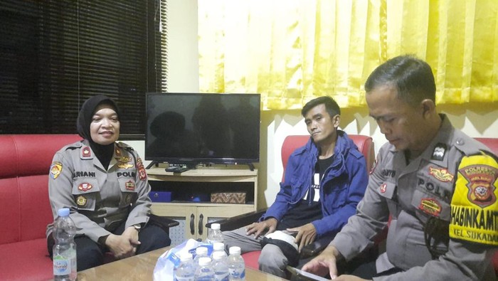 Mustafa (pria berjaket biru) datangi polisi soal istrinya yang baru dinikahi sebulan hilang. (Sholihin/detikcom)