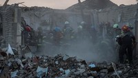 Sementara itu, tim penyelamat juga masih menggali puing-puing yang tersisa dari kafe tersebut. 