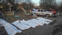 Serangan Rusia itu terjadi saat para puluhan orang yang hendak melayat berada di sebuah kafe. 