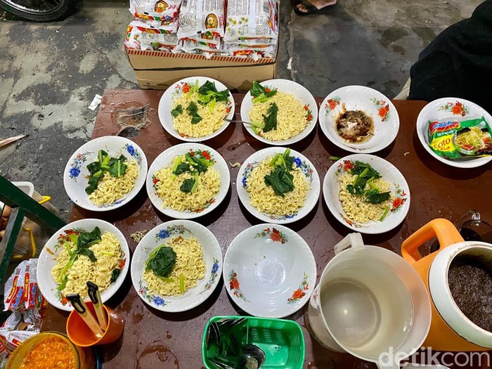 Nyicip Indomie Goreng yang Digoreng Lagi di Warkop Viral