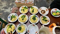 Buka mulai dari jam enam sore, sampai jam dua dini hari. Dalam sehari Pak Mus, bisa menjual lebih dari 250 porsi mie instan. Dengan total enam karton dus Indomie goreng yang digunakan.  Foto: detikFood