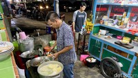 Harus sabar mengantre karena banyak sekali yang makan di sini. Tapi Pak Mus sudah menyiasatinya dengan merebus mie dalam jumlah banyak. Foto: detikFood