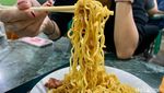 Nyicip Indomie Goreng yang Digoreng Lagi di Warkop Viral