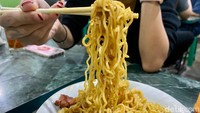 Kemudian mie goreng diaduk hingga merata, sampai teksturnya kering dan tak basah. Rasanya jadi lebih enak, karena ada sensasi rasa smokey dari tumisannya.  Foto: detikFood