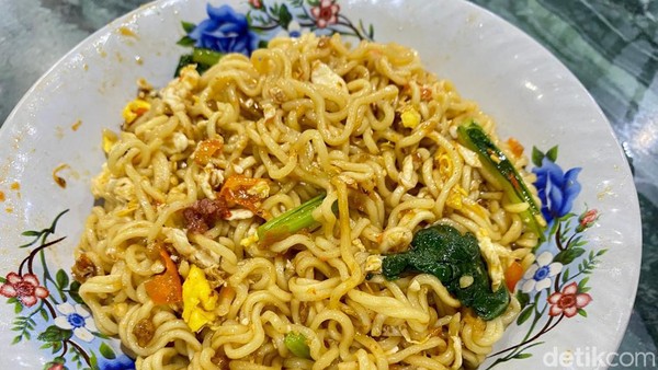 Nyicip Indomie Goreng yang Digoreng Lagi di Warkop Viral