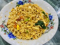 Nyicip Indomie Goreng yang Digoreng Lagi di Warkop Viral