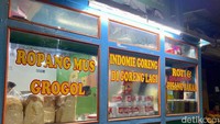 Berjualan di Jalan Dokter Muwardi, warkop yang dikenal dengan nama Ropang Mus ini mudah ditemukan. Karena satu lokasi dengan Bakmi Uban yang sudah populer. Foto: detikFood