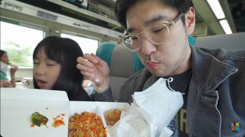 Orang asing cicip makanan di Kereta Api Indonesia (KAI)