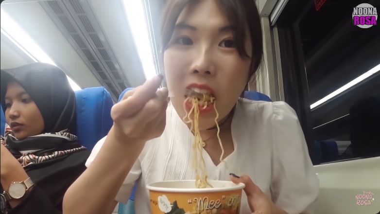 Orang asing cicip makanan di Kereta Api Indonesia (KAI)