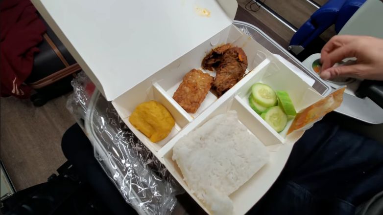 Orang asing cicip makanan di Kereta Api Indonesia (KAI)