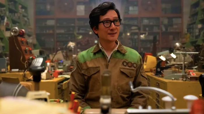Karakter Ouroboros yang diperankan Ke Huy Quan di Loki Season 2.