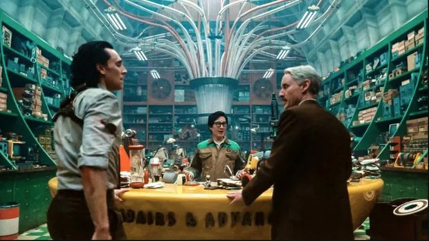 Karakter Ouroboros yang diperankan Ke Huy Quan di Loki Season 2.