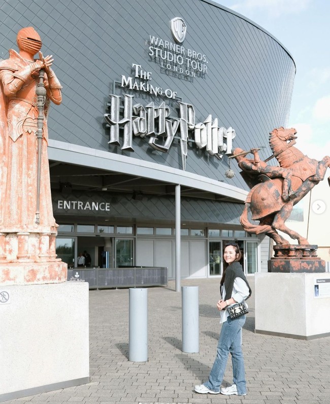 Terlihat dalam foto yang dibagikan Pamela sempat berkunjung ke museum Harry Potter yang berada di Inggris. Tengah berbahagia menikmati momen bulan madunya, senyum sumringah pun terlihat menghiasi wajah wanita 29 tahun itu. Foto: Instagram/@pammybowie