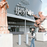 Terlihat dalam foto yang dibagikan Pamela sempat berkunjung ke museum Harry Potter yang berada di Inggris. Tengah berbahagia menikmati momen bulan madunya, senyum sumringah pun terlihat menghiasi wajah wanita 29 tahun itu. Foto: Instagram/@pammybowie