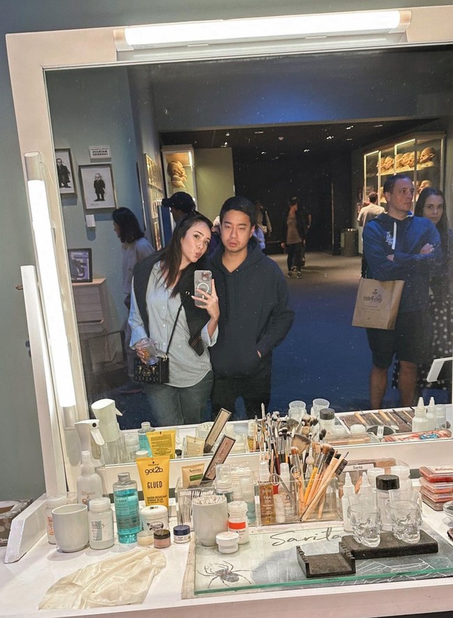 Pasutri baru itu terlihat kompak jalan-jalan bersama. Tak lupa mereka juga mengabadikannya dengan foto bareng. Foto: Instagram/@pammybowie