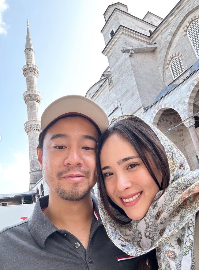 Setelah berkeliling di Inggris, Pamela dan suaminya melanjutkan bulan madu mereka dengan mengunjungi Istanbul. Terlihat keduanya berpose mesra bersama. Foto: Instagram/@pammybowie