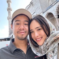 Setelah berkeliling di Inggris, Pamela dan suaminya melanjutkan bulan madu mereka dengan mengunjungi Istanbul. Terlihat keduanya berpose mesra bersama. Foto: Instagram/@pammybowie
