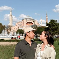 Tak mau menyia-nyiakan waktu bulan madu mereka, Pamela dan Armand juga berkeliling dan menikmati keindahan Istanbul. Kembali memperlihatkan kemesraan, tampak keduanya tengah berpose berhadap-hadapan dan saling memandang. Foto: Instagram/@pammybowie