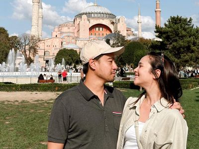 7 Foto Bulan Madu Pamela Bowie, Keliling Inggris dan Istanbul Bareng Suami