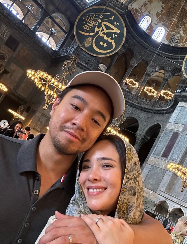 Sebagai pasutri baru yang sedang berbulan madu, ekspresi bahagia terlihat jelas di wajah Armand dan Pamela. Foto: Instagram/@pammybowie